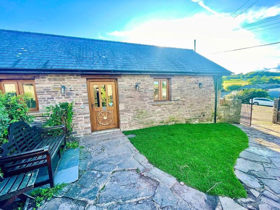 Вилла Stone Built Barn In A Beautiful Rural Setting Llangwm-Isaf Экстерьер фото